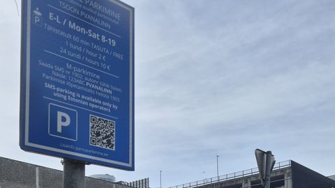 PILTUUDIS ⟩ Pärnu kesklinnas leiab tasulise parkimise alalt aegunud infoga tahvleid