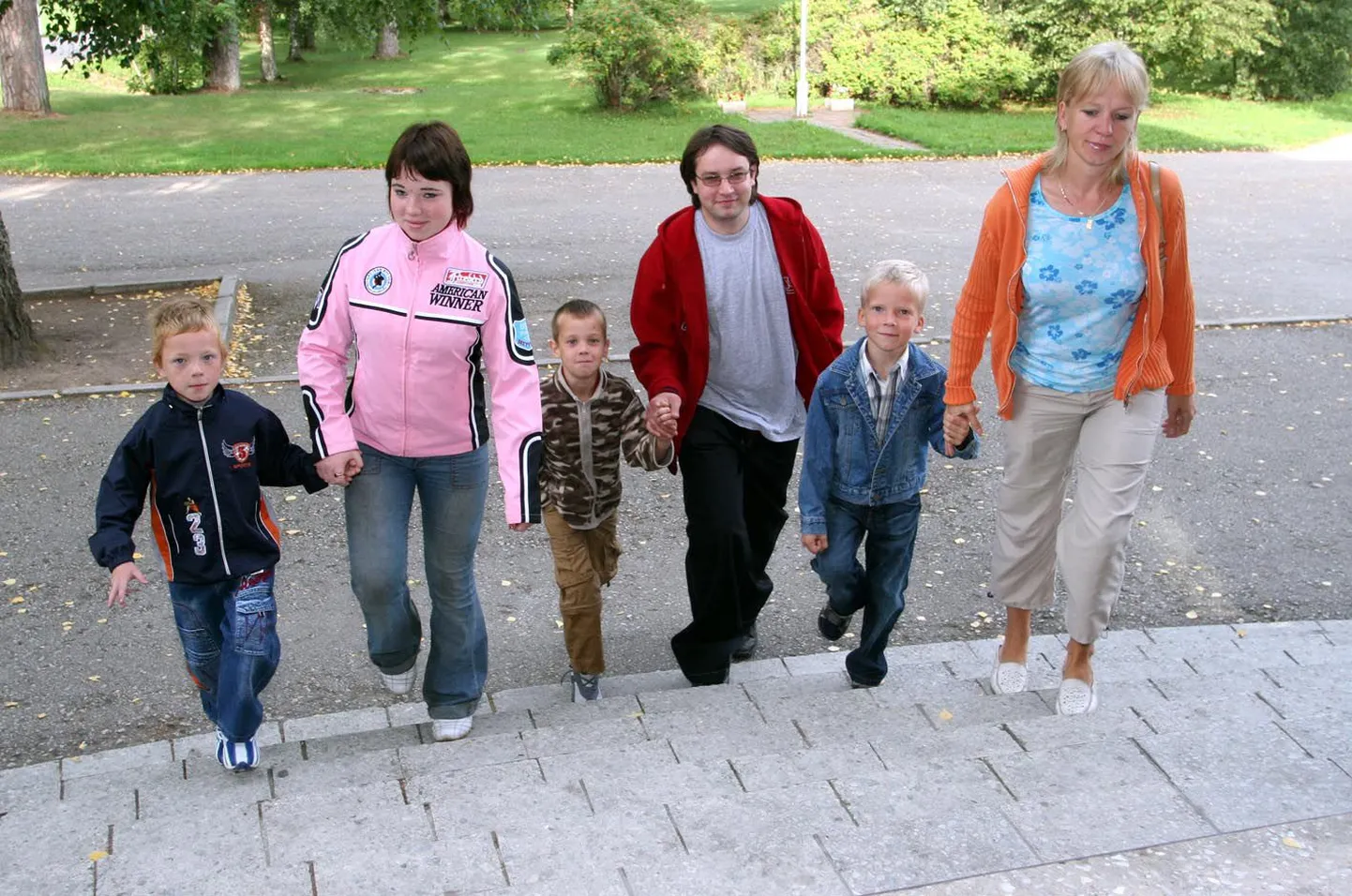 Kui praegu lähevad Aravete keskkooli trepist esimese klassi poisid üles kellegi käeotsas, siis kaheteist aasta pärast tulevad koolist välja noormehed, kes on valmis iseseisvasse elu astuma. Kuid alguses viib kooli Raido Kasevälja (vasakult) õde Nana, Martin Neiarut vend Ago Ilves ja Jarmo Kaasikut ema Ruth.