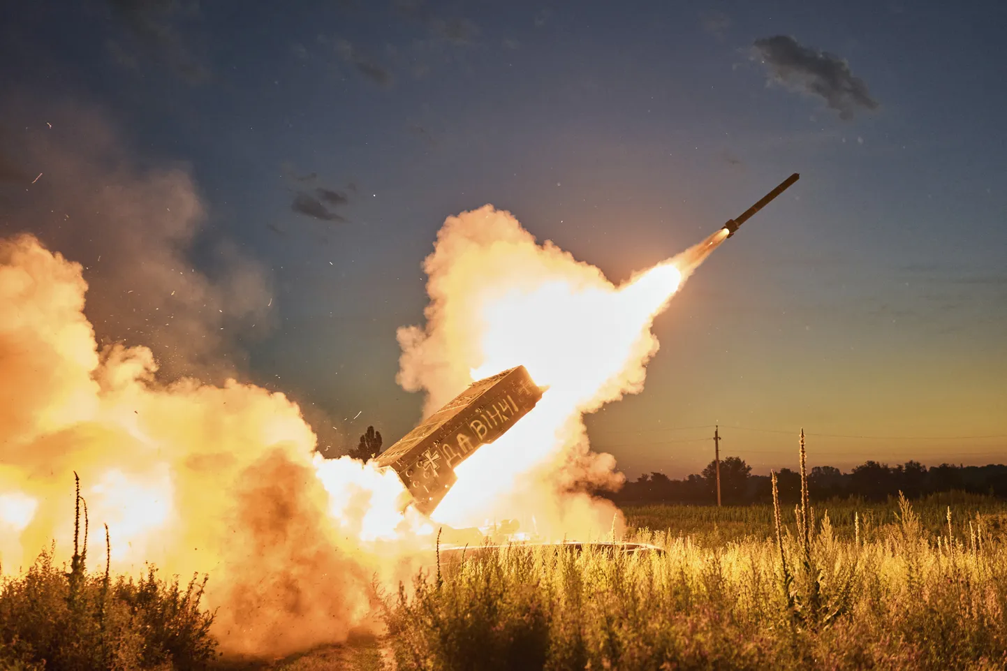 Ukraina armee pataljoni Da Vinci hõivatud Vene mitmekordne raketiheitja TOS-1A  tulistamas Luhanski oblastis Kreminna lähedal rindel asuvate Vene positsioonide suunas reedel, 7. juulil 2023. Selle kere peal on kirjas Da Vinci, mis on lahingus hukkunud pataljoniülema Dmõtro Kotsjubailo koodnimi