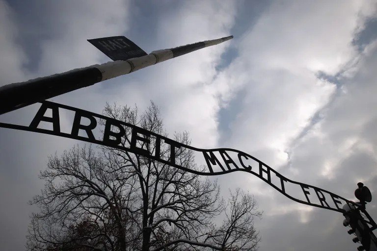Kurikuulus loosung Auschwitz koonduslaagri peasissekäigu juures
