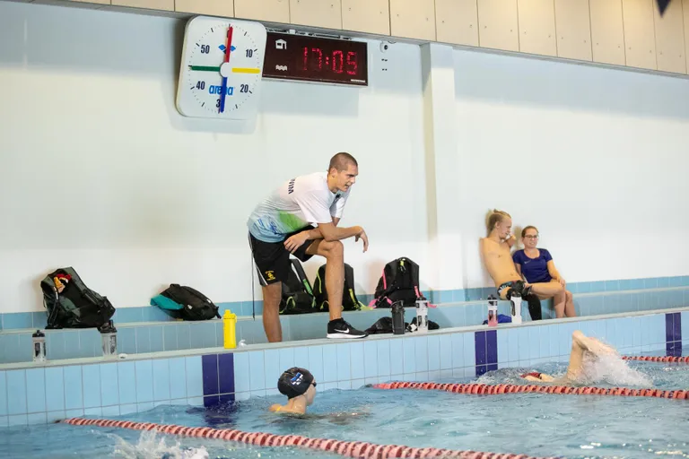 Kaire Indriksoni kõrval jagas Wiru Swimi noortele õpetust rakverlasest ujumistreener Ralf Tribuntsov.