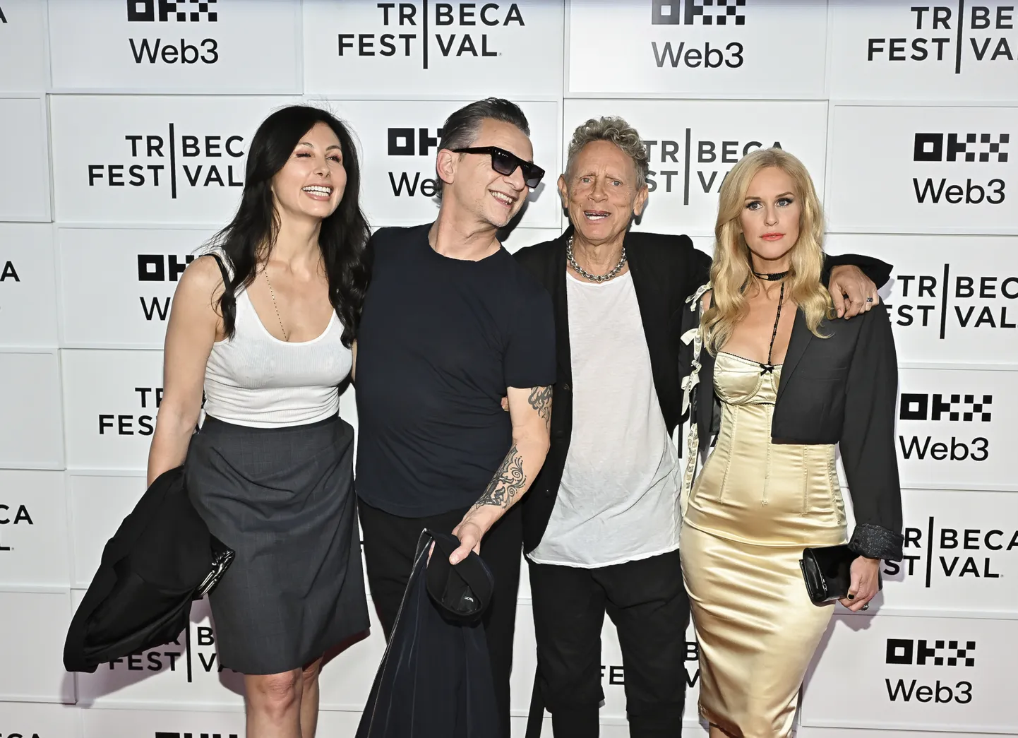 Jennifer Sklias Gahan (супруга Dave Gahan), вокалист Depeche Mode Dave Gahan, основной автор и музыкант группы Martin Gore и его жена Kerrilee Kaski на премьере фильма DepecheMode: M, Ньйю-Йорк, 5 июня 2025 года.