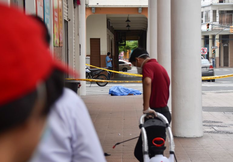 Viirushaiguse Covid-19 tagajärjel surnu Ecuadori Guayaquili tänaval, kaetud sinise kilega