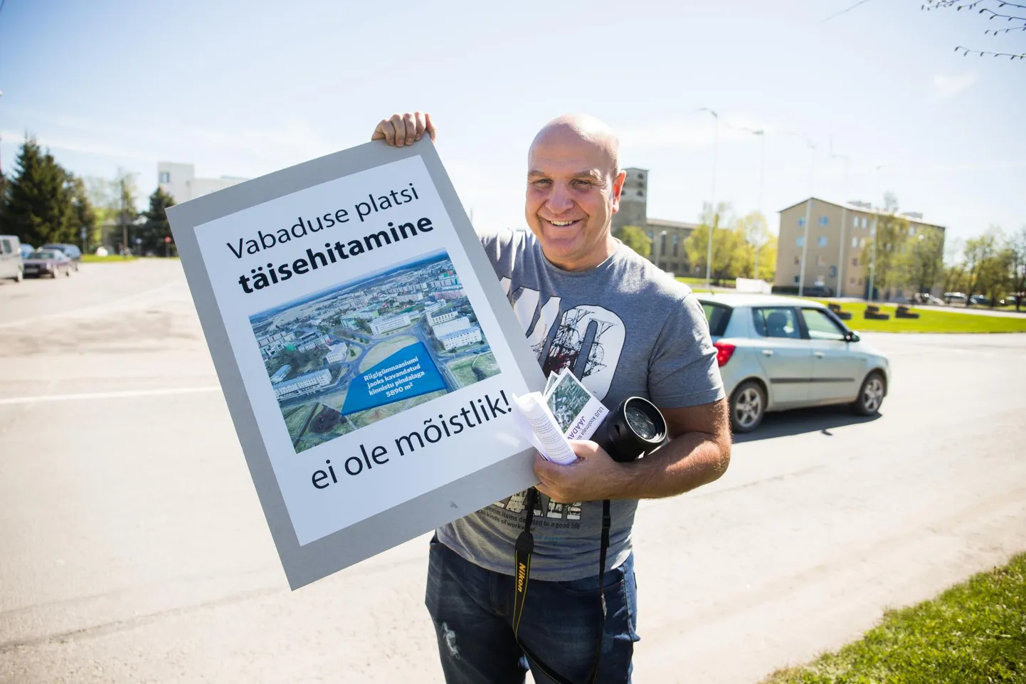 Andres Jaadla riigigümnaasiumi uue hoone vastu protestimas.