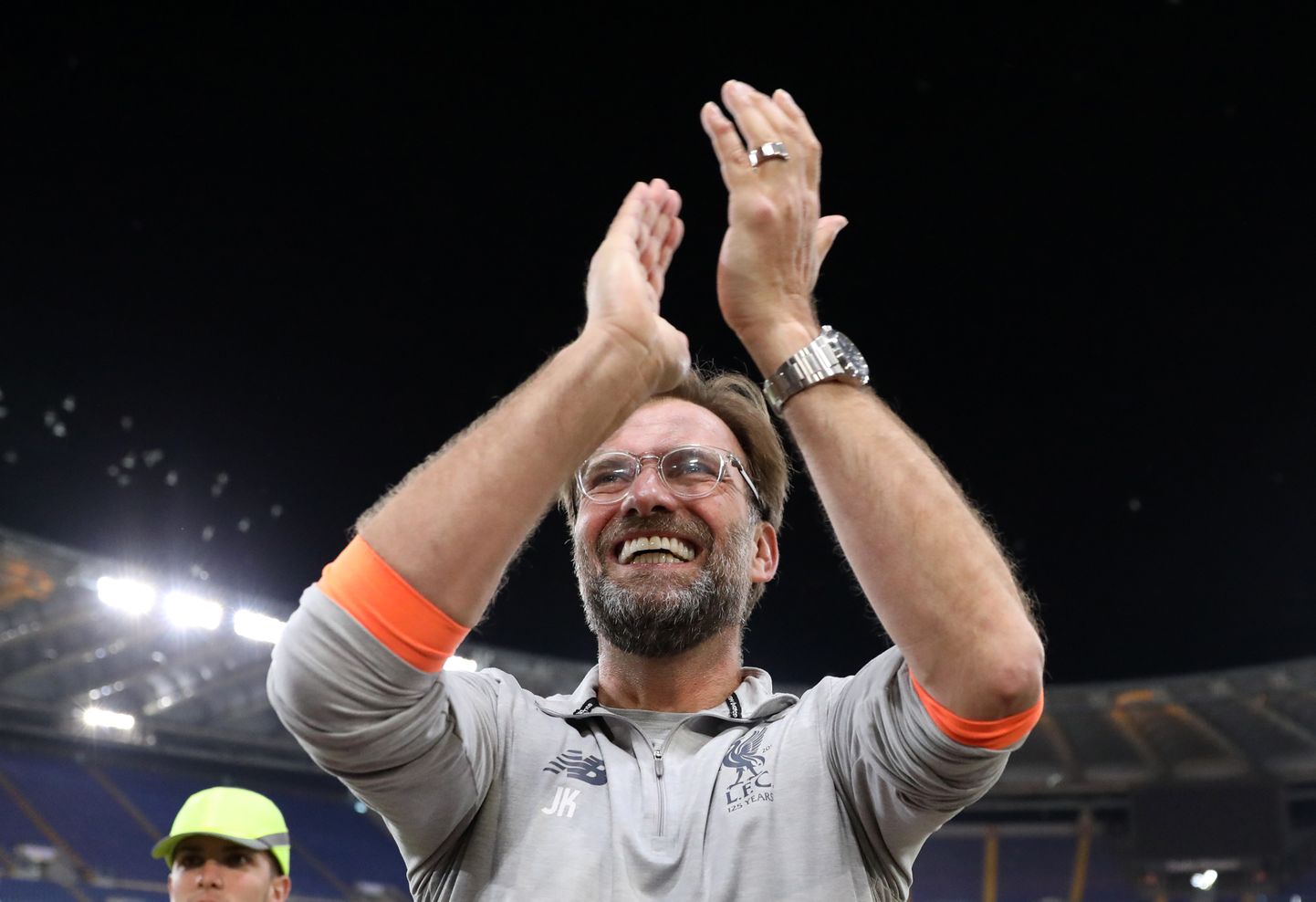 Liverpooli peatreener Jürgen Klopp mängu järel klubi poolehoidjaid tänamas.