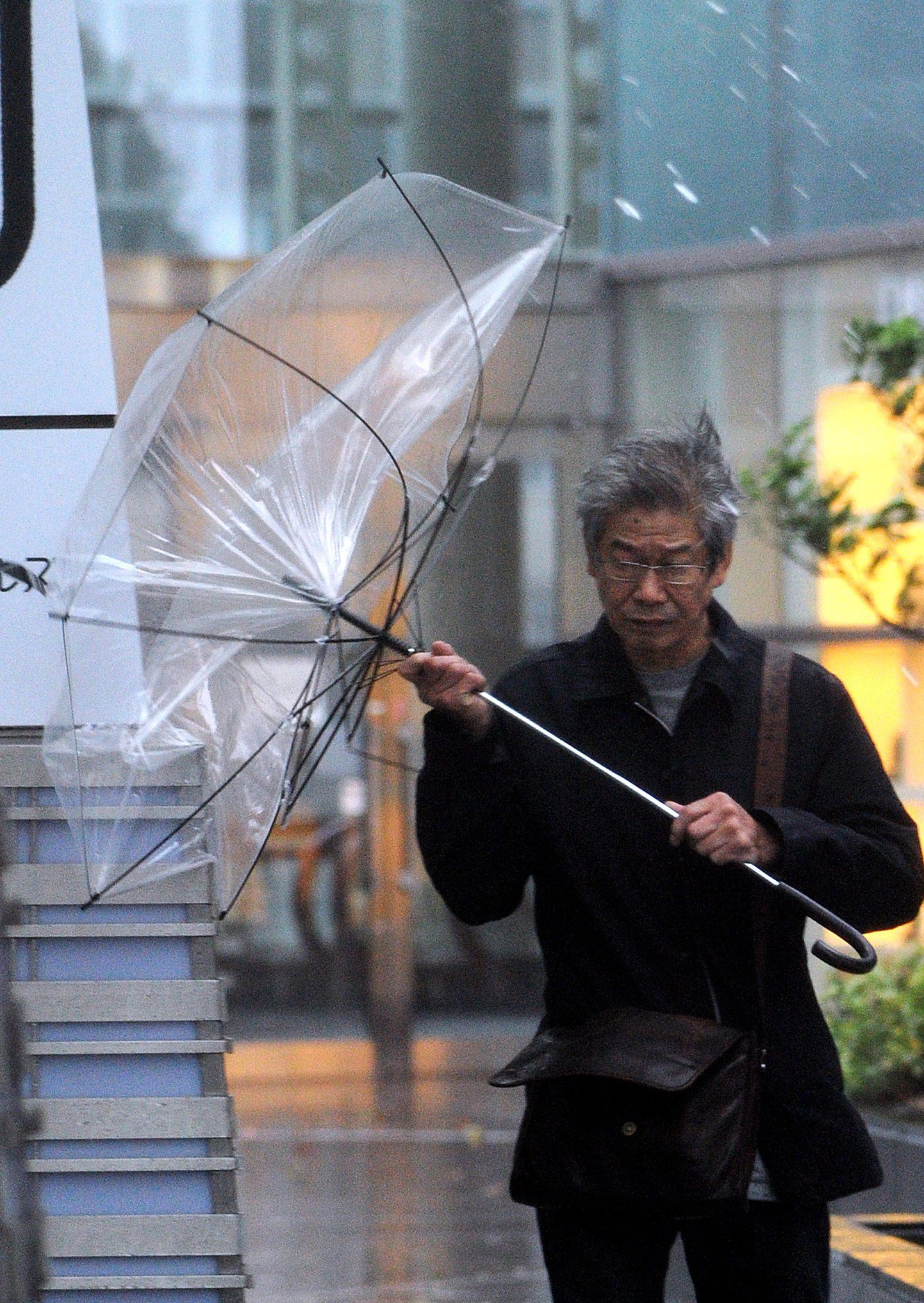 Tugev tuul on mehe vihmavarju tagurpidi ajanud.