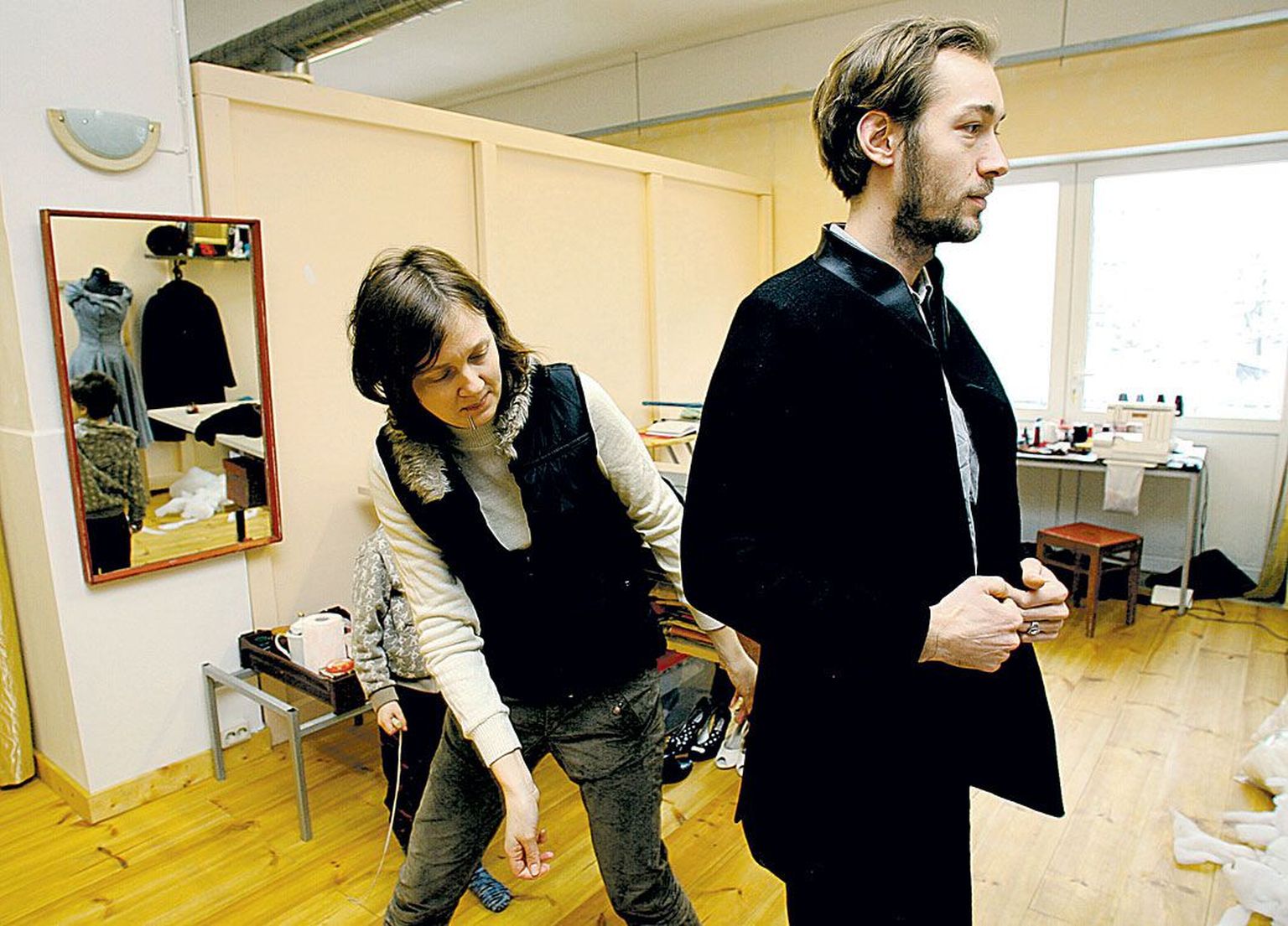 Noor-Eesti loomekeskuses tegutsev moedisainer Maarika Kilusk passib Lemmit Kaplinskile selga tema tellimusel valmivat pintsakut.