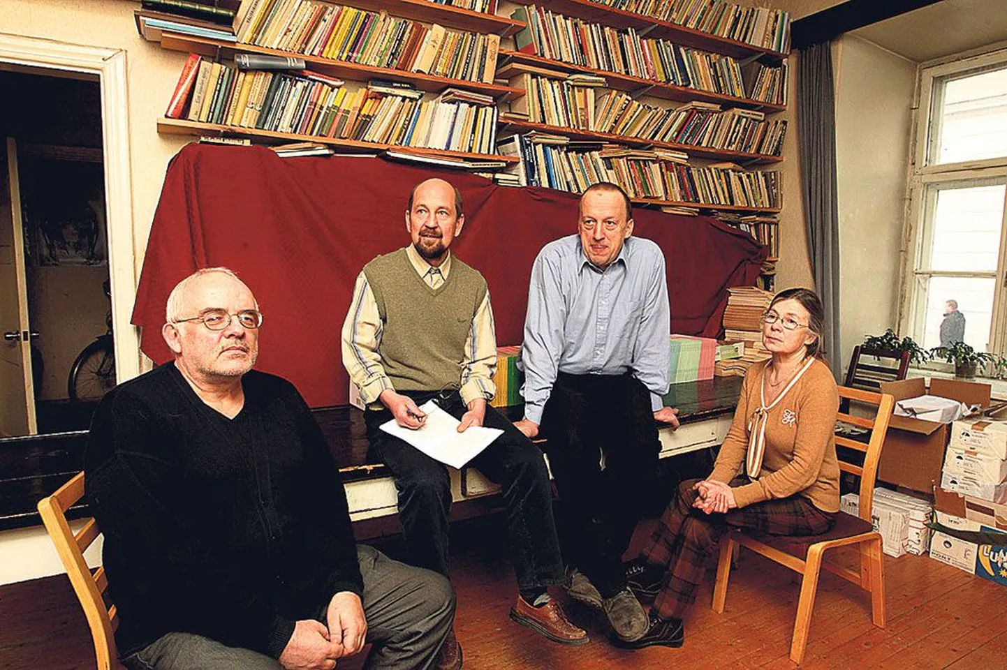 Mart Orav (vasakult), Indrek Ude, Toomas Kiho ja Tiiu Jõgi tulid ühispildile toas, kus on töötanud Friedrich Robert Faehl­mann ja Ain Kaalep. Ülejäänud toimetuse liikmed Triin Kaalep, Kristin Sarv, Kalle Hein ja Jaan Kangi­laski askeldasid samal ajal mujal.