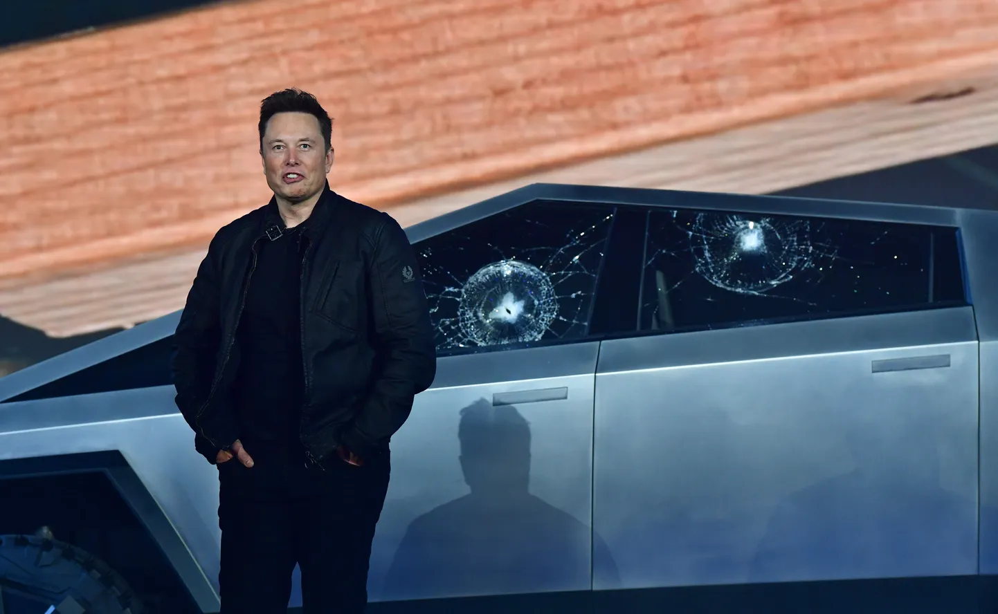 Elon Musk ja purustatud klaasidega Cybertruck