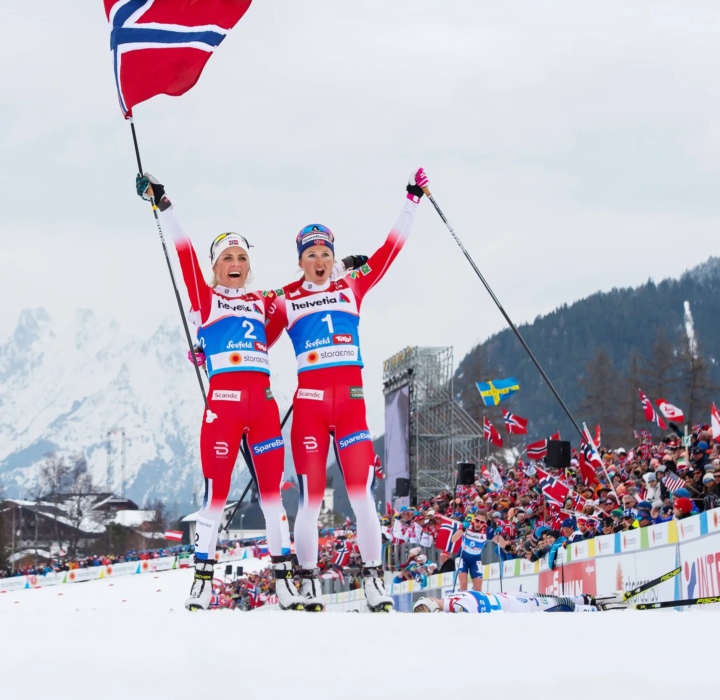 Therese Johaug (vasakul) ja Ingvild Flugstad Östberg 2019. aasta Seefeldi MMil. Johaug lõpetas naiste 30 km maratoni võitjana, Flugstad Östberg oli teine.