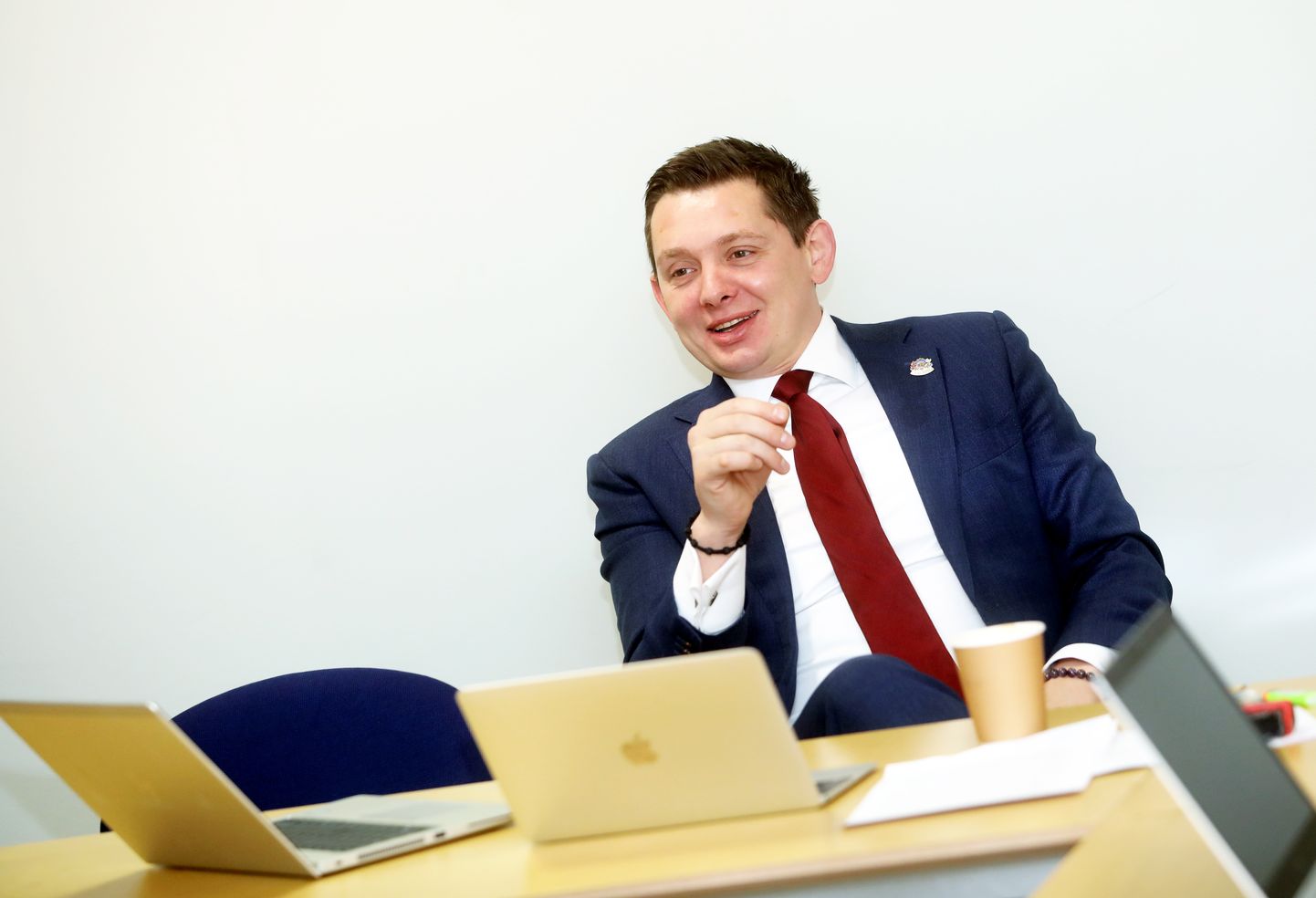 Partijas "KPV LV" valdes priekšsēdētājs Artuss Kaimiņš piedalās "KPV LV" frakcijas sēdē, kurā pārrunā tālāko stratēģiju valdības veidošanā.