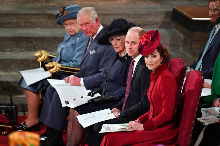 Briti kuninglik pere: kuninganna Elizabeth II, prints Charles, Camilla, Cornwalli hertsoginna, (tagareas on prints Harry ja Meghan Markle) ja prints William ja Catherine, Cambridge'i hertsoginna 2020. aastal. 