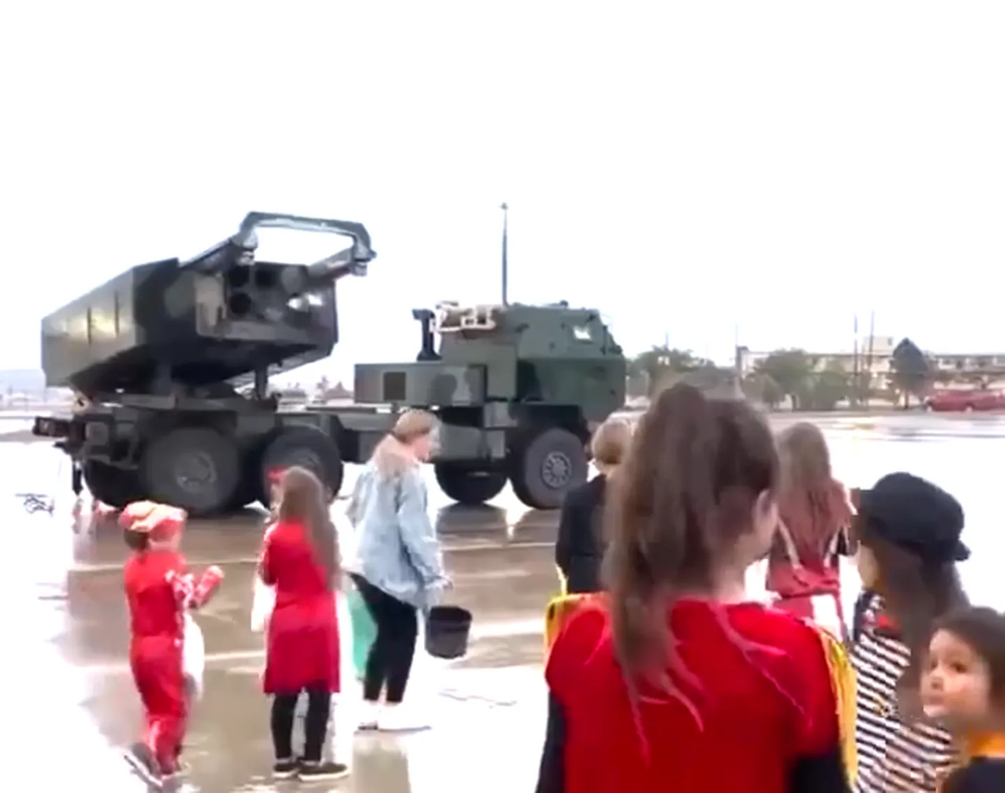 Komme tulistav HIMARS.