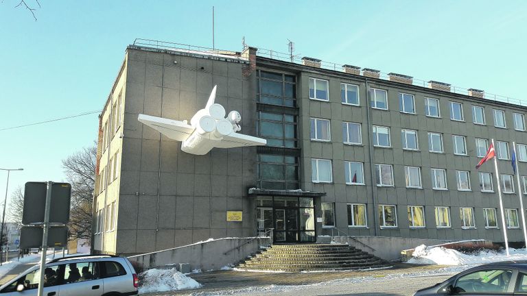 Linnavalitsuse hoonesse lennutatud rakett tekitas üle Läti furoori.