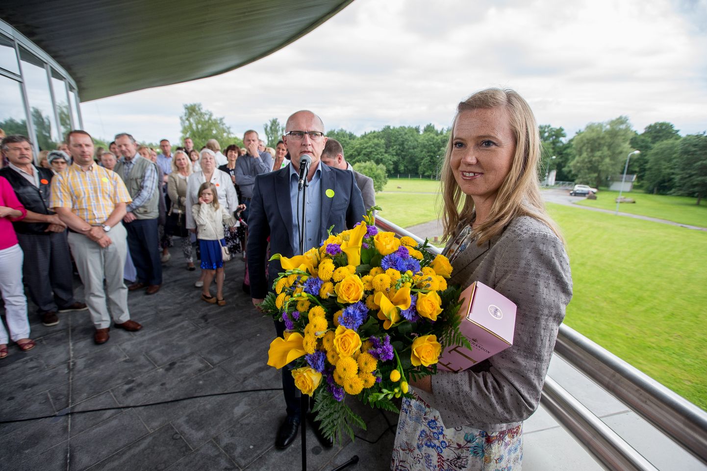 Riina Roosipuu (esiplaanil lilledega) Teletorni 36. sünnipäeva tähistamisel 2016. aastal