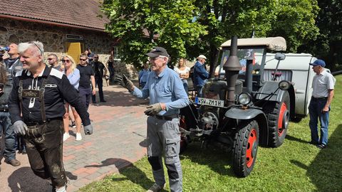 GALERII JA VIDEO ⟩ Saksamaalt jõudis omal käigul Põlvamaale 86-aastane traktor