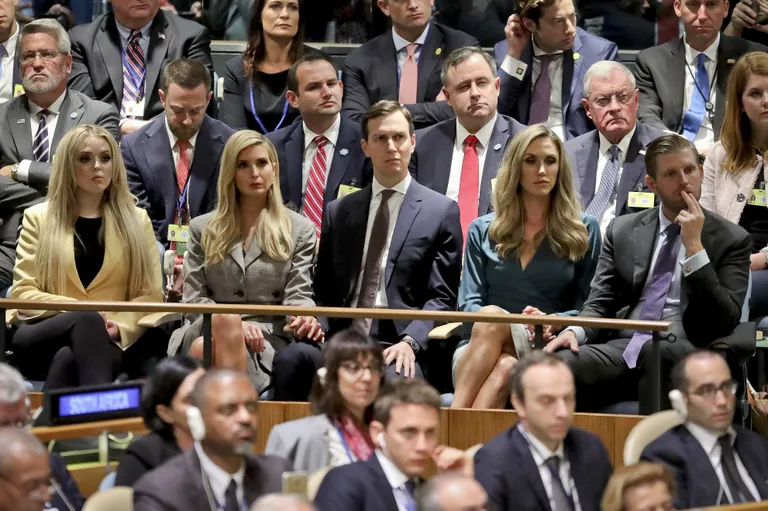 Trumpi pereliikmed publiku seas Trumpi pöördumist kuulamas.