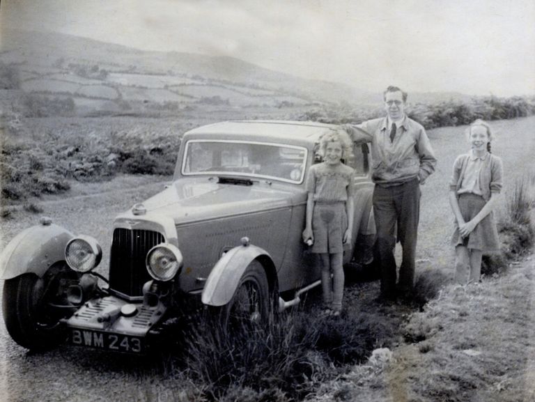 Pere leidis oma garaažist 1936. aasta Aston Martini. Pildil selle auto ostnud Philip Kenyon oma kahe tütrega, Ann Kenyoni (hiljem Marks) ja Joan Kenyoniga (paremal)