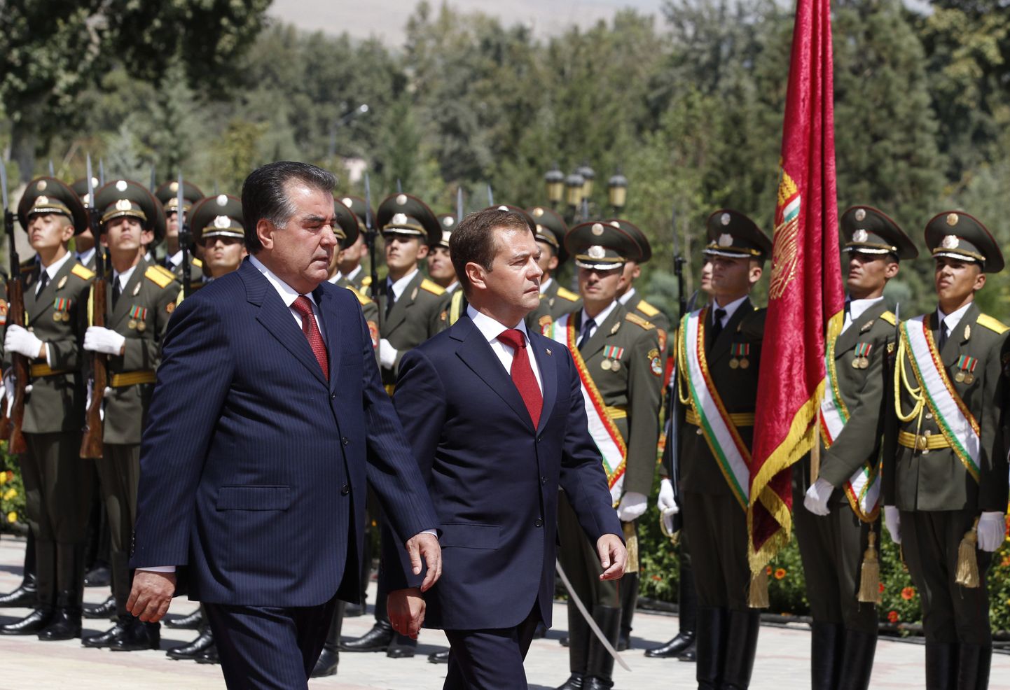 Президент Таджикистана Эмомали Рахмон встречает в Душанбе Дмитрия Медведева. Архивное фото