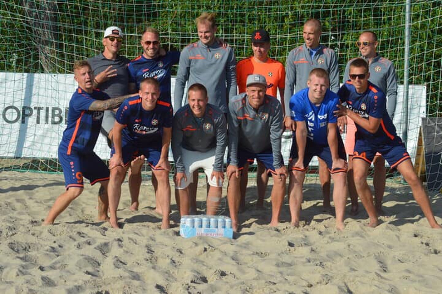 Nädalavahetusel Pärnu rannas kolmanda koha võitnud Türi rannajalgpalli meeskond.