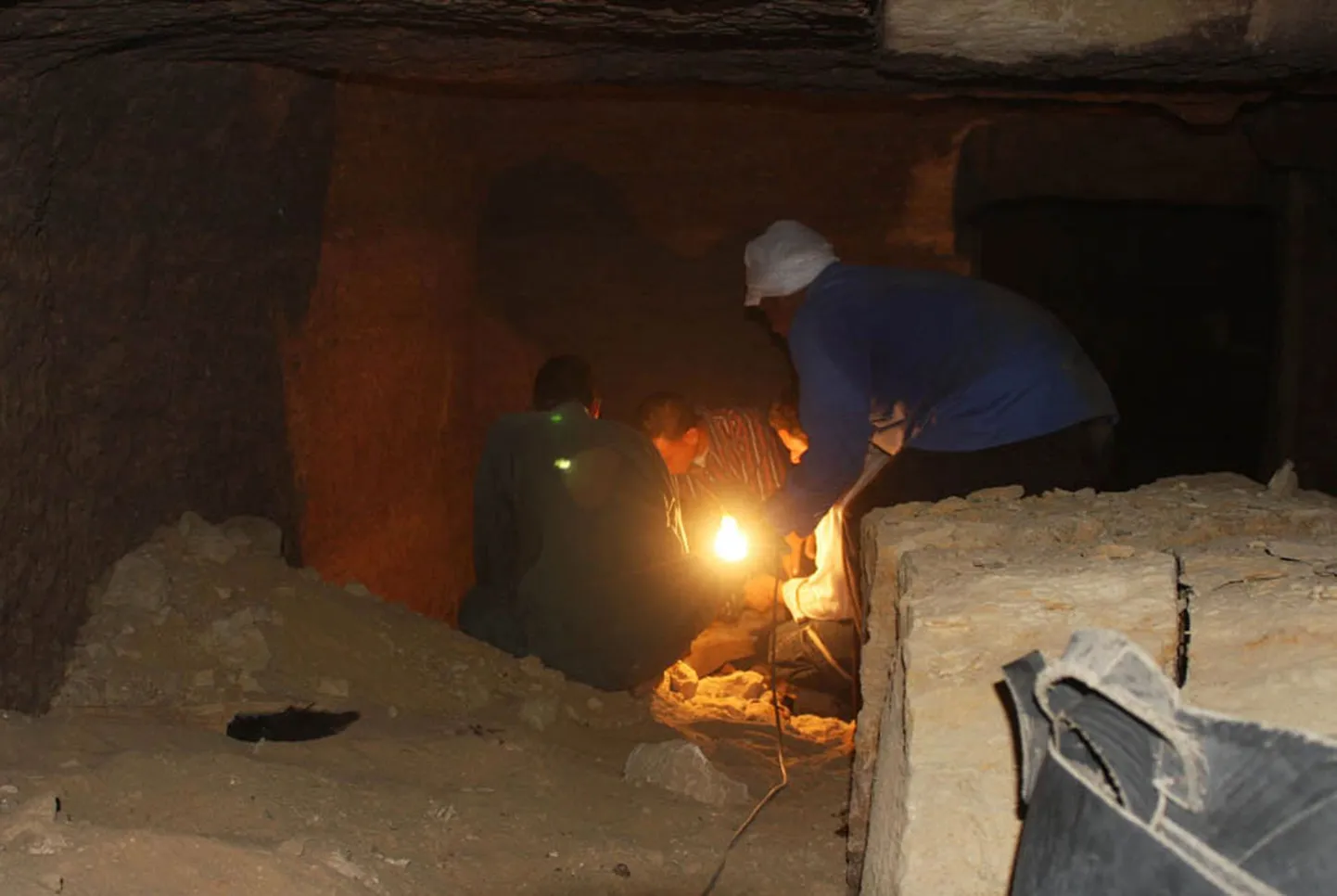 Arheoloogid hauakambrit uurimas