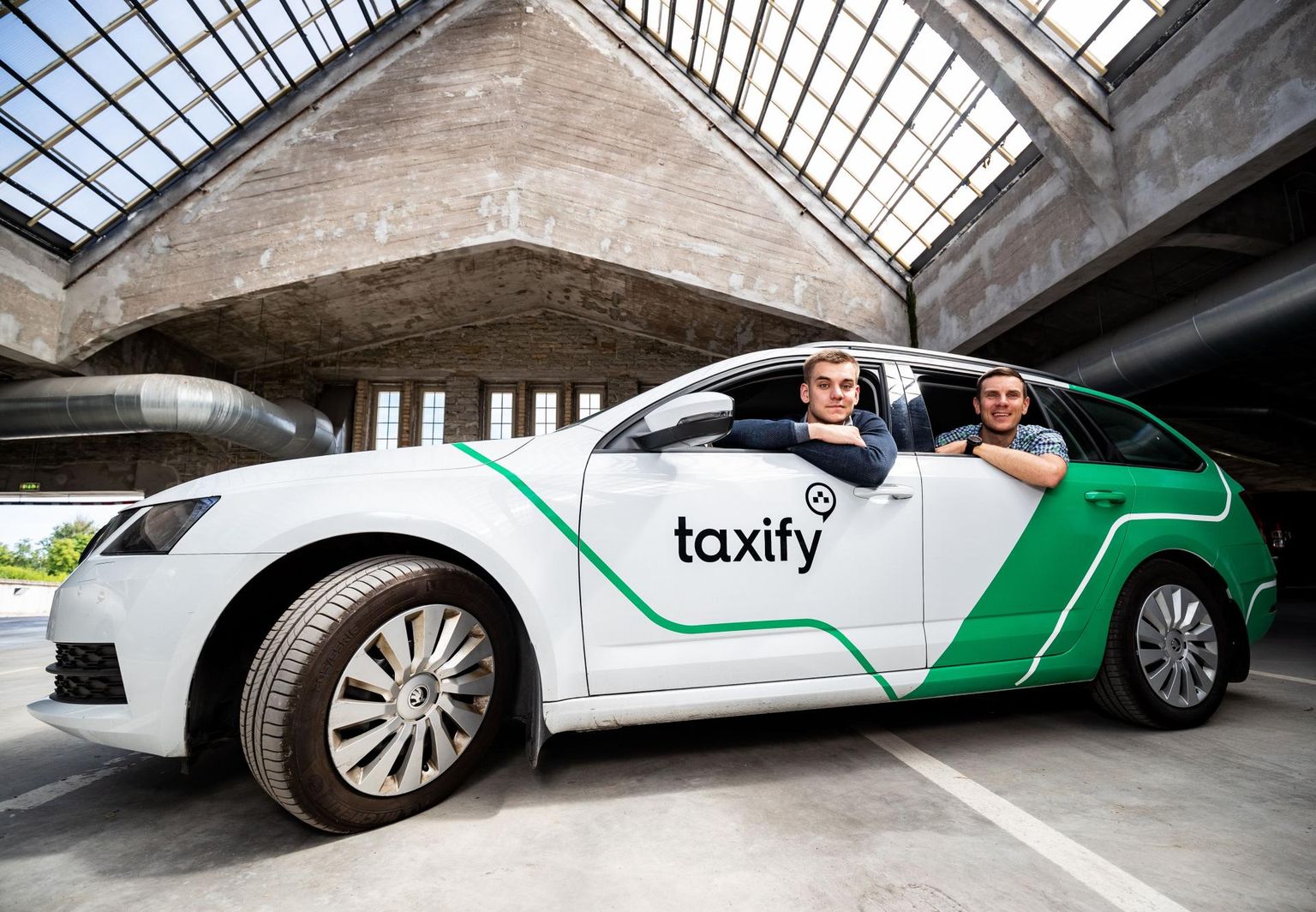 Taxify kaasasutajad Martin Villig (ruuduline särk) ja Markus Villig (roosa särk) on tuliselt plaanitava seadusemuudatuse vastu ning ähvardavad selle jõustumisel Eestis tegevuse lõpetada.