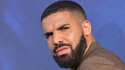 VIDEO ⟩ Räppar Drake'ile visati lavale maailma suurim rinnahoidja