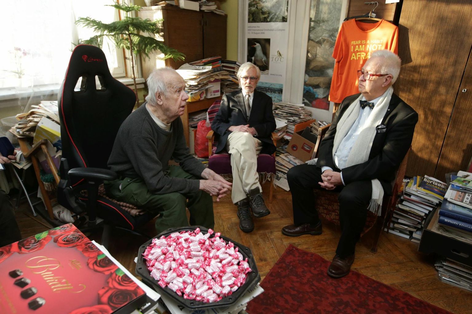 Mart Niklus (vasakult) rääkis Richard Villemsile ja Jaak Järvele, et eesti keelde tuleks tõlkida Charles Darwini teisedki teosed.