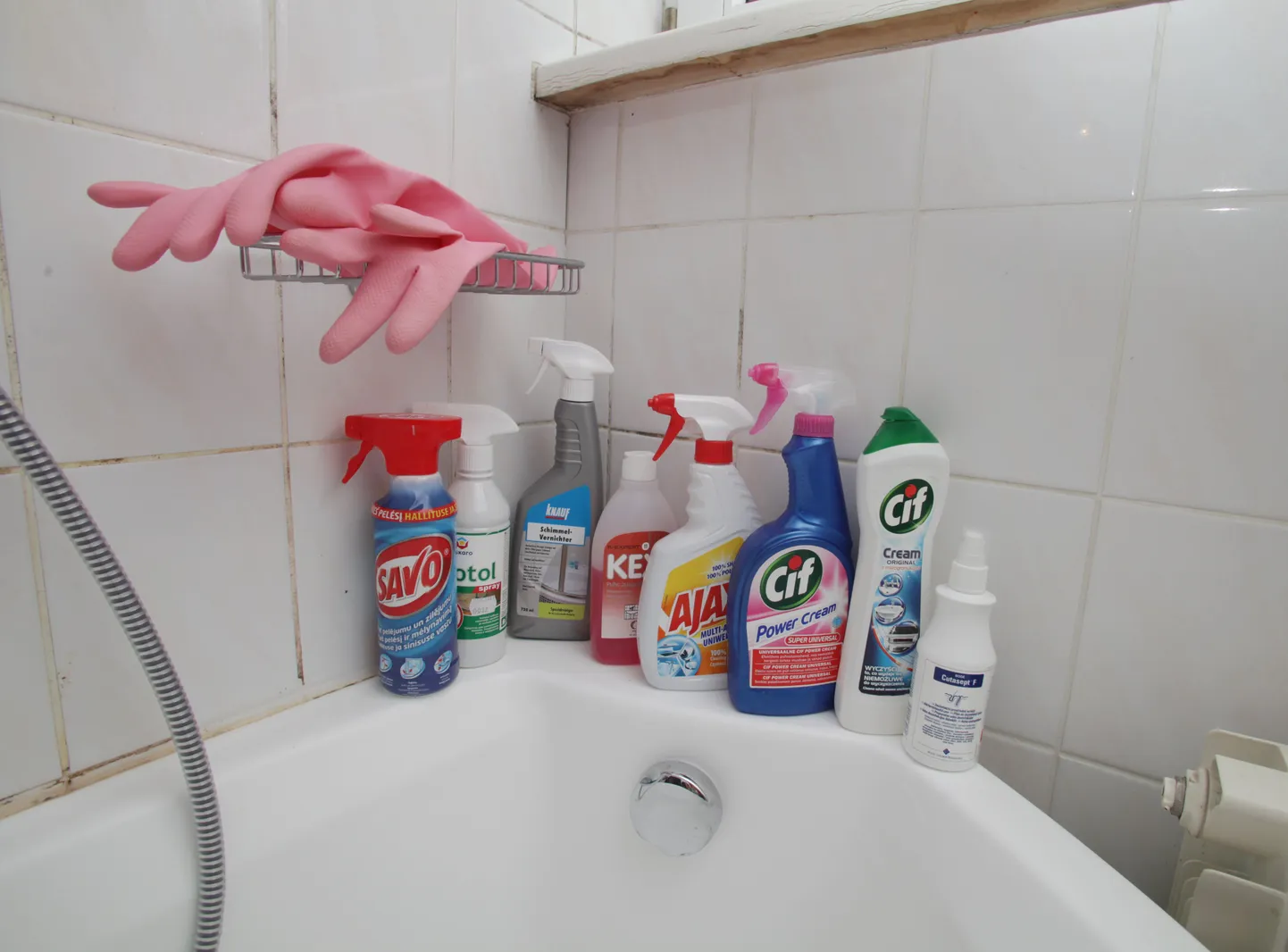 Kõige rohkem seostatakse ohtlikke aineid pestitsiidide, puhastusvahendite, näiteks toru- ja ahjupuhastusvahendite ning ehitusmaterjalidega. Foto on illustreeriv.