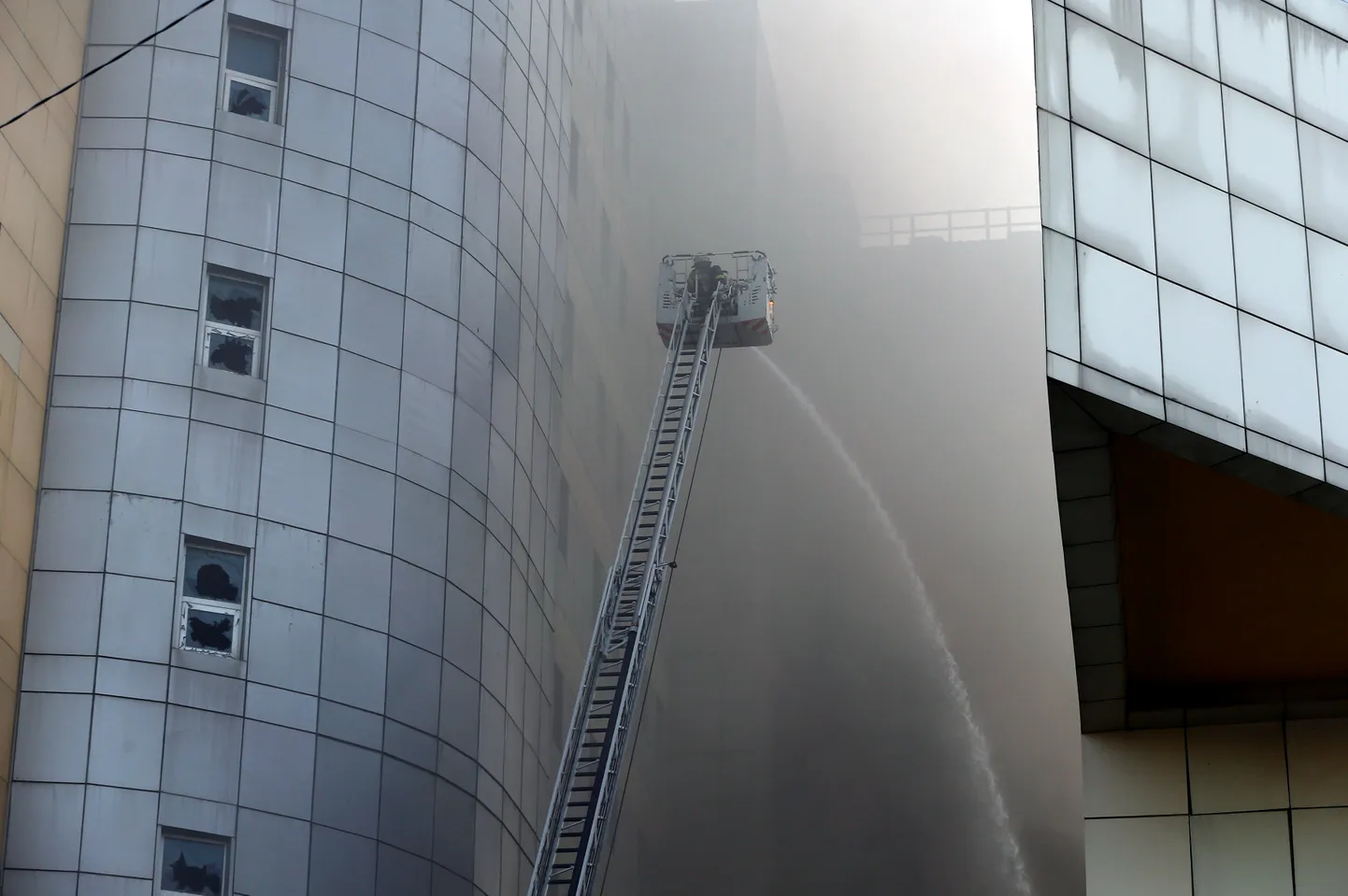 Tuletõrjuja kustutamas põlengut Taksim İlk Yardımi haiglas Istanbulis.