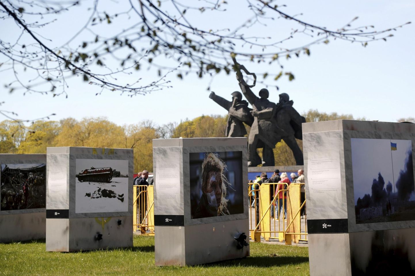 У рисжского монумента "Победа" были установлены фото с кадрами ужасов войны в Украине.