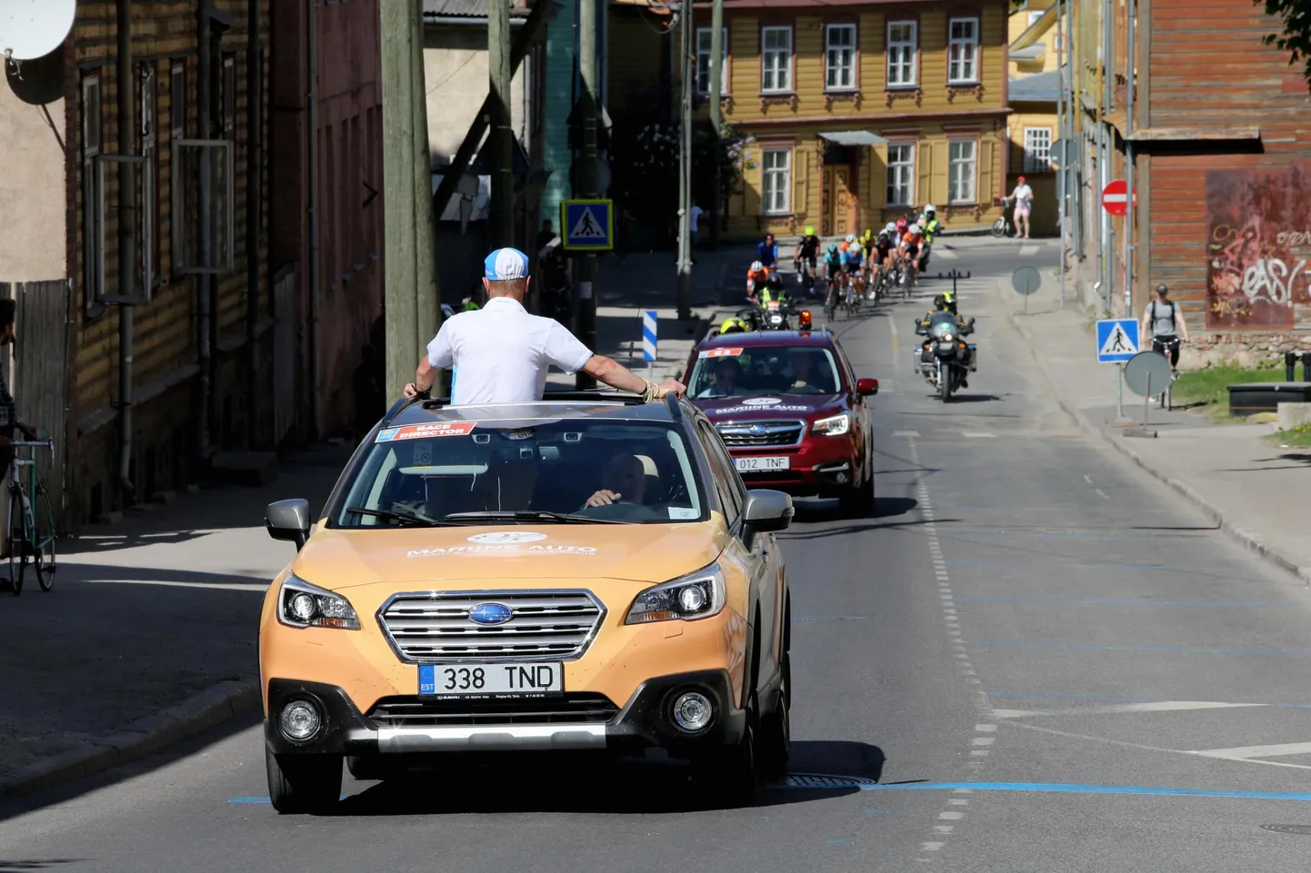 Tänavatel, kus kihutavad laupäeval ratturid, tohivad sõita vaid saateautod.