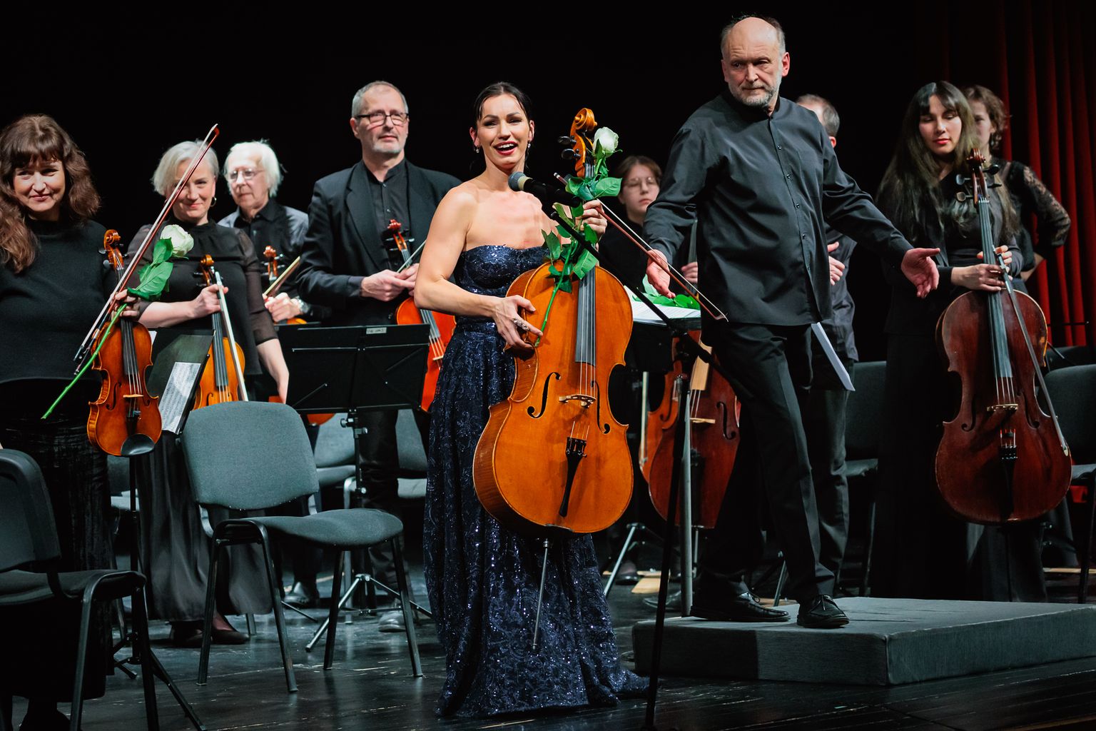 Anatoli Štšura juhatatav Narva linna sümfooniaorkester ja tšellist Silvia Ilves Geneva kontserdimaja laval.
