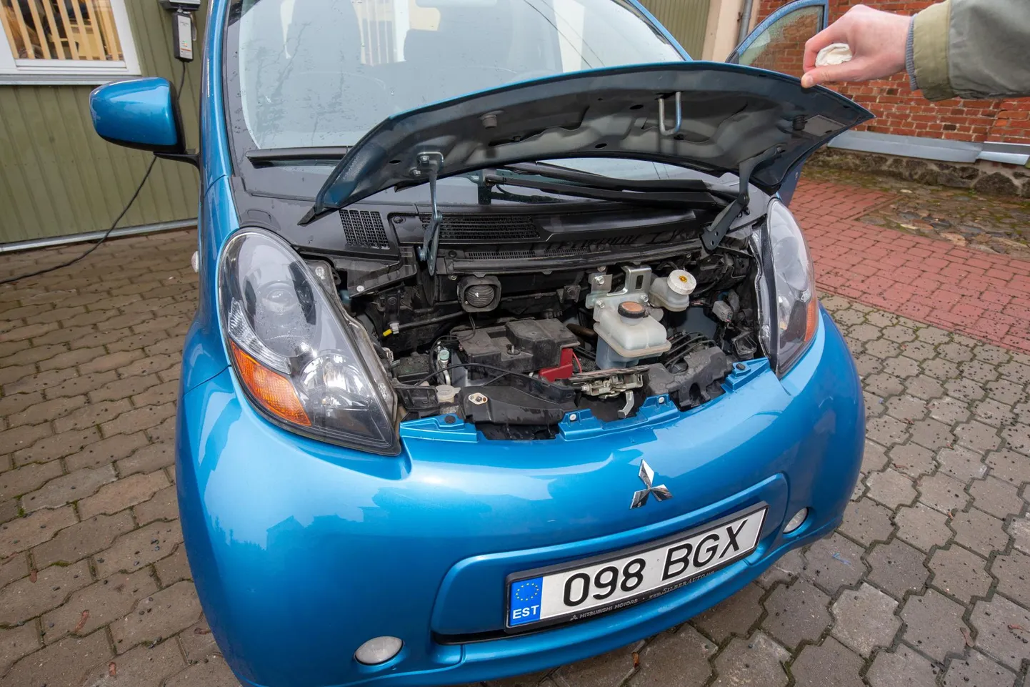 Mitsubishi i-MiEVi jõuallika vahetamiseks kapoti avamisest ei piisa, sest akumoodul on auto põhja all. Kapoti all paikneb tavaline väike aku, mis hoolitseb sõiduki teiste elektriliste funktsioonide eest.