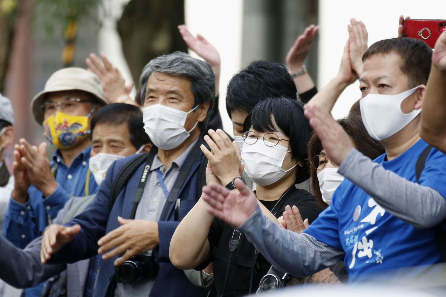Inimesed eile Sendai kohtumaja ees, kus kuulutati välja otsus Fukushimas kannatanute kasuks. 