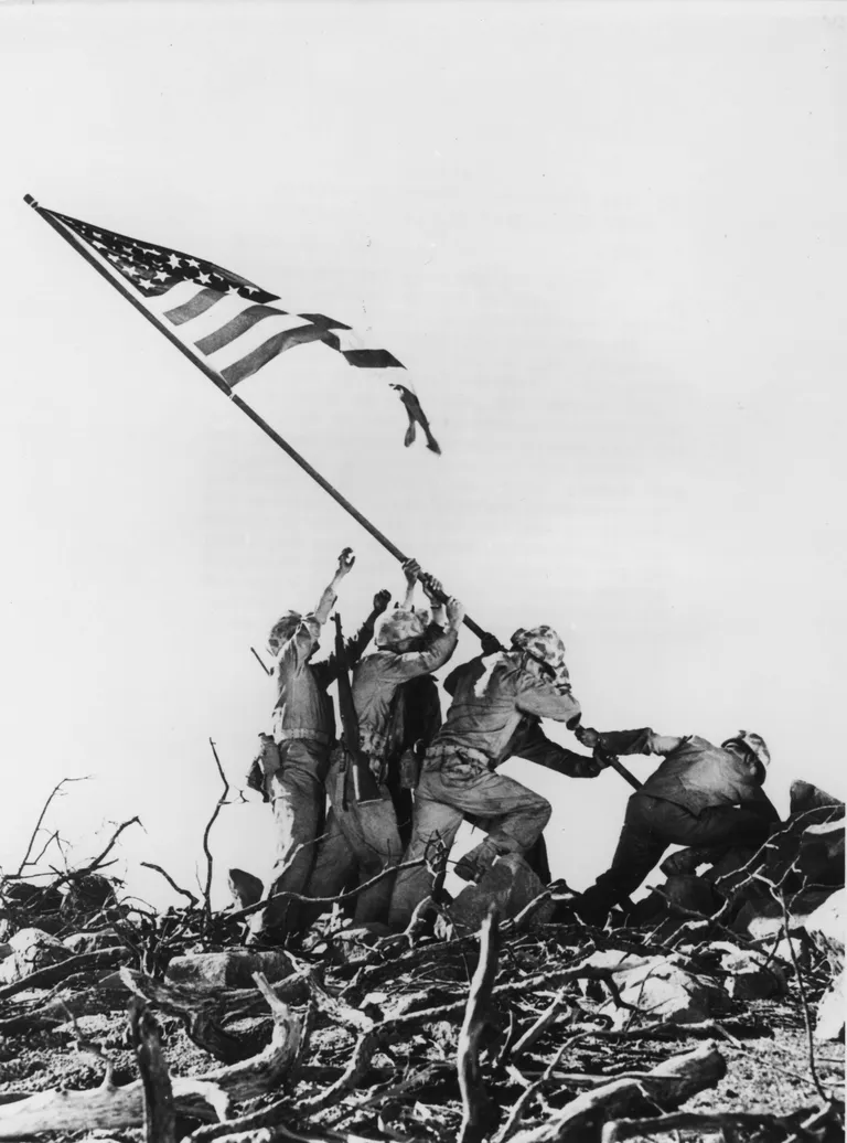 AP sõjafotograafi Joe Rosenthali tehtud foto USA lipu püstitamisest Iwo Jima saare Suribachi vulkaanile 23. veebruaril 1945