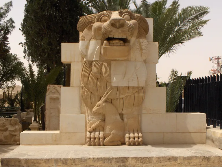 Al-Lat'i lõvikuju Palmyra arheoloogiamuuseumis kaitsti IS-i võimaliku kahju eest terasplaatide ja liivakottidega, kahjuks asjata. Foto: