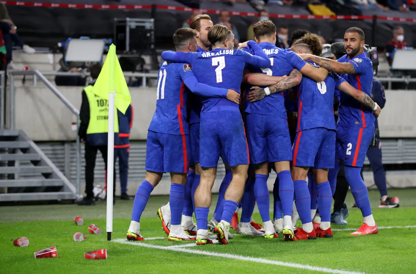Ungari fännid kostitasid väljakul lustinud inglasi nii kõikvõimalik esemete kui ka rassistlike sõnumitega.