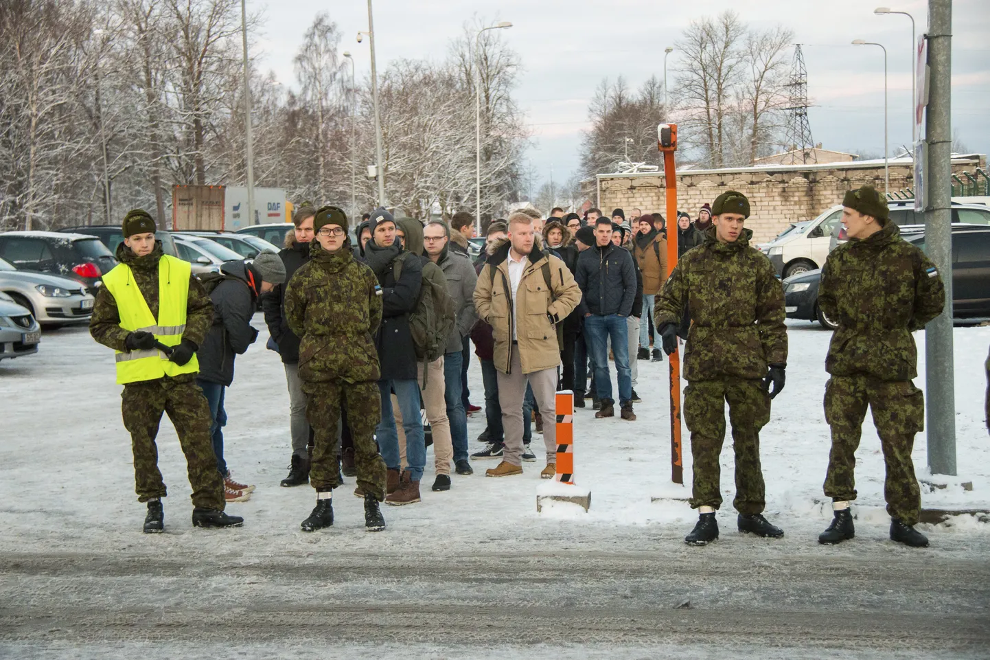 Sajad reservväelased üritasid veel enne kella üheksat väeossa pääseda.