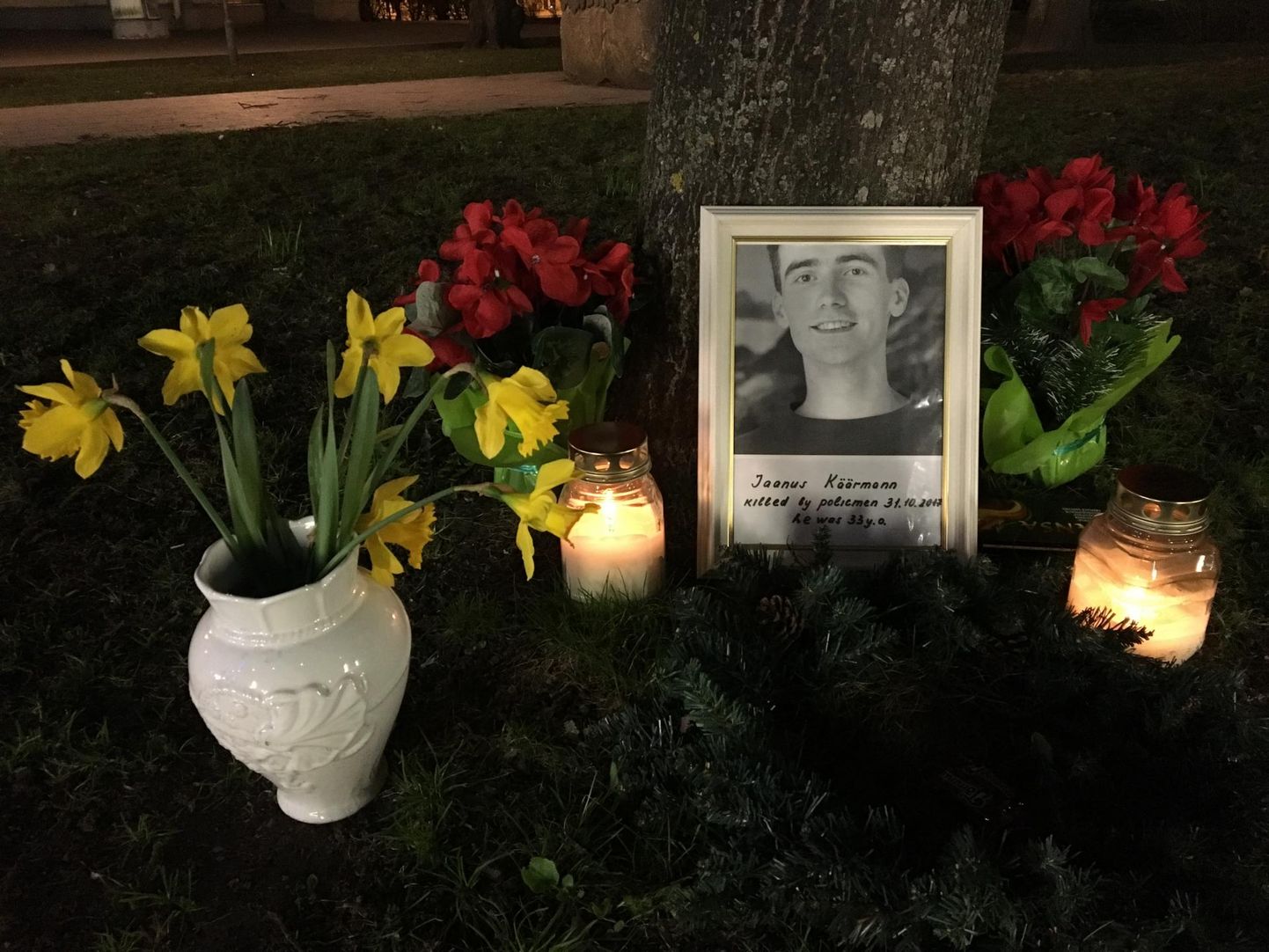 Родные и близкие Яануса Кяэрманна по сей день приносят свечи на место трагедии.