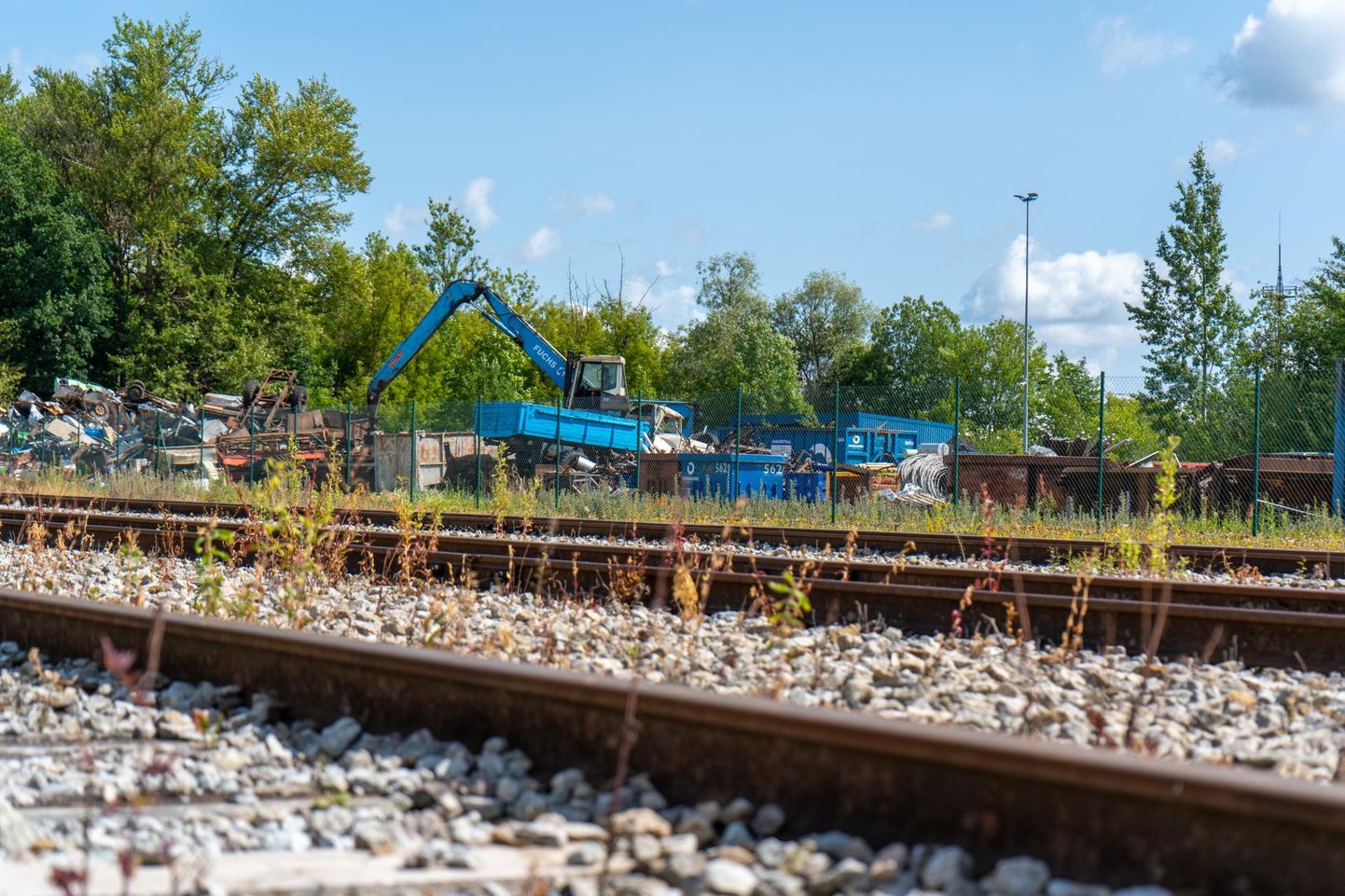 Raudtee ja Reinu tee vahel on Kuusakoski vanametalliplats ning raudteefirma loodab, et tulevikus võiks ka vanaraud mööda raudteed sadamatesse või pealinna sõita.