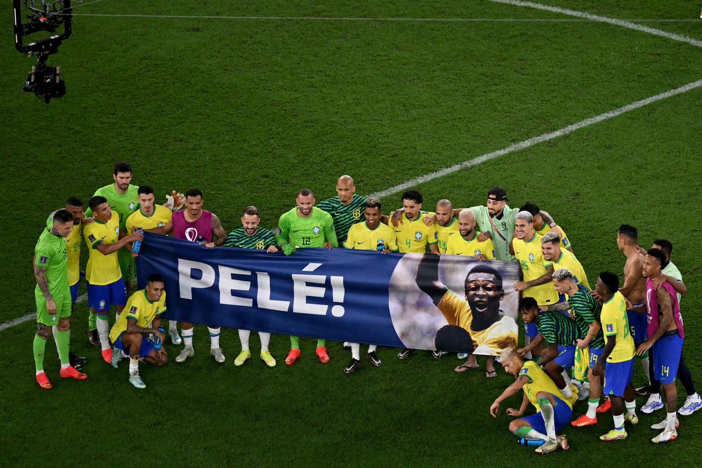 Футболисты сборной Бразилии с баннером, посвященным легендарному Пеле.