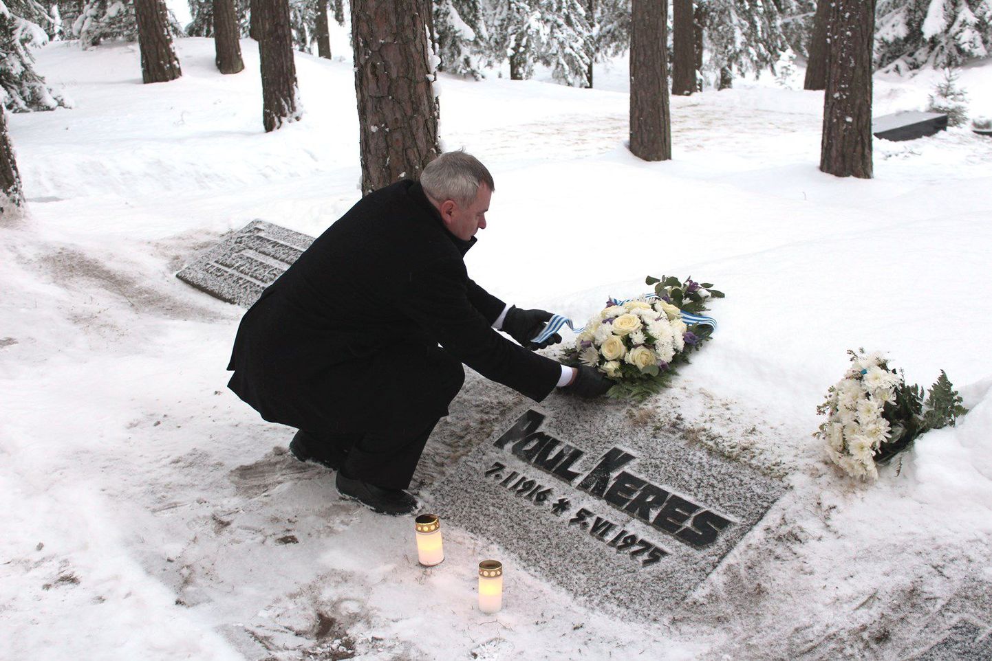 Возложение венка на могилу Пауля Кереса в Таллинне.