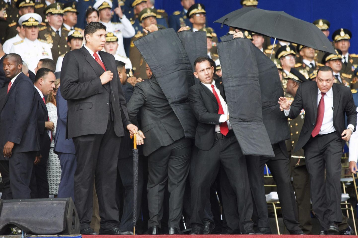 Venezuela presidendi Nicolas Maduro ihukaitsjad teda väidetava atentaadikatse eest varjamas. FOTO: Xinhua/ap/scanpix