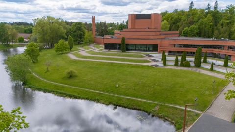 Vikerkaarekangas rullitakse lahti Ugala tiigi kaldal
