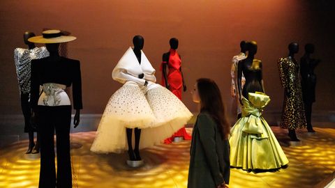 FOTO ⟩ Londonā atklāta Elzas Skjaparelli izstāde