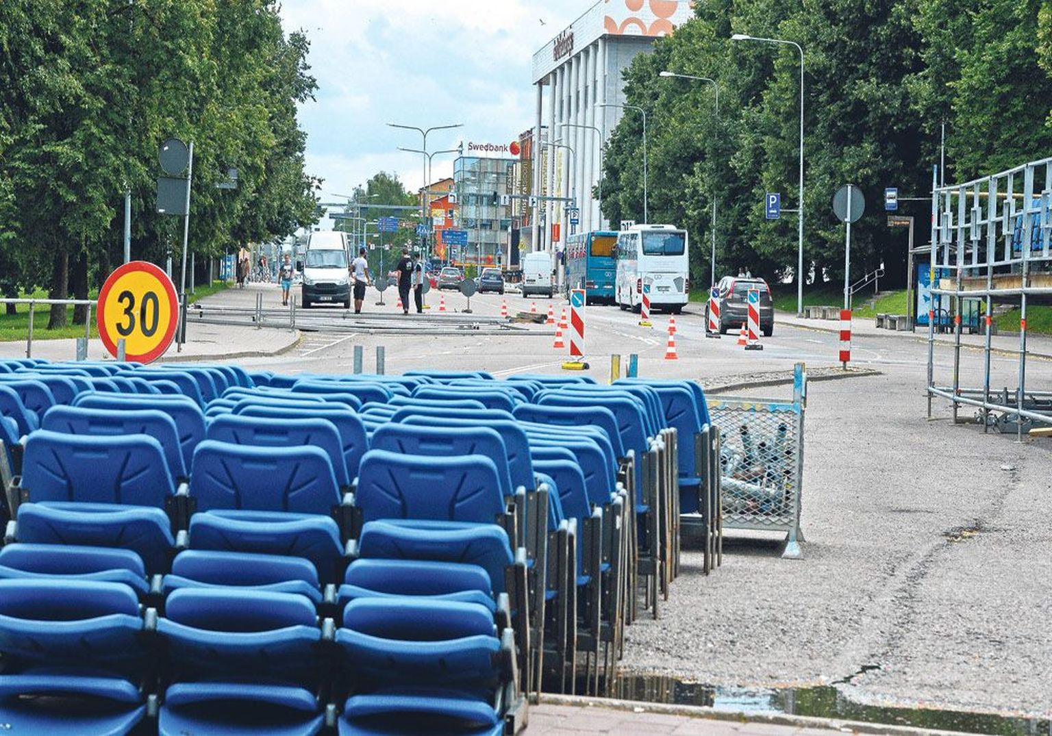 Vabaduse puiesteel algasid Rally Estonia ettevalmistused esmaspäeva õhtul tribüüni ehitamisega. Eile õhtust esmaspäeva, 18. juuli õhtuni on Vabaduse puiestee ralli tõttu 
turuhoonest raeplatsini suletud. Tasub tähele panna, et see toob muudatusi ka linnaliinibusside sõiduplaani.