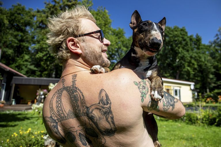 Suvepuhkus Vääna-Jõesuus - Martin Kala süles on Archie, seljale aga tätoveeritud mõlemad koerad.