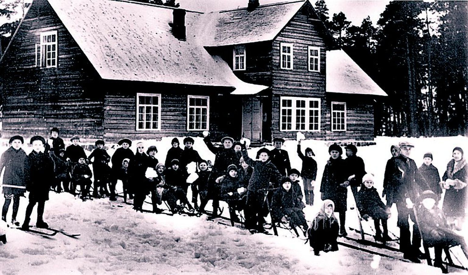 Koolimäe koolipere 1928. aastal. Siin käisid koolis Villu Tommula vanemad, tema vanaema töötas siin kooliteenijana.