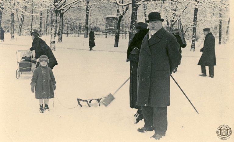 Gustavs Zemgals pastaigā Esplanādē Rīgā. 1930. gadu beigas.